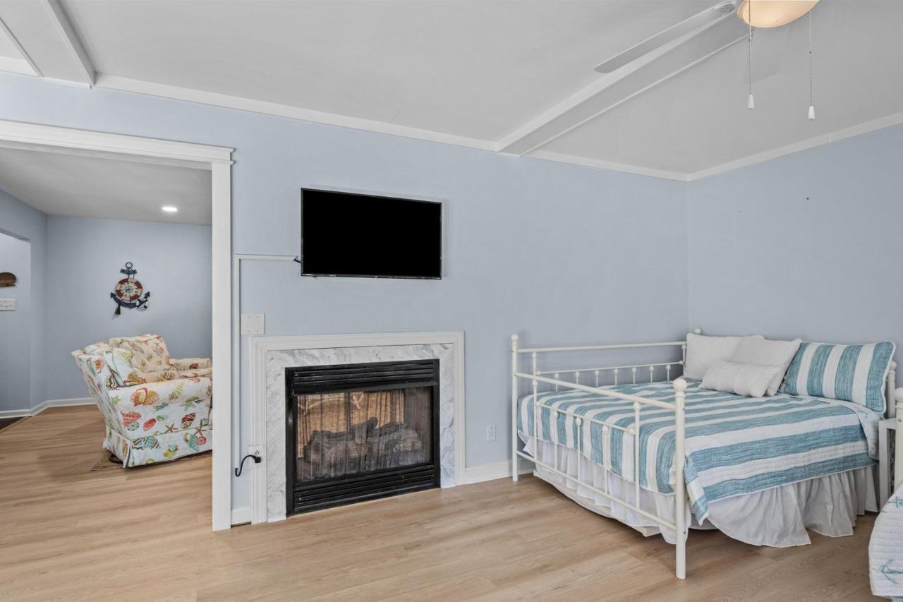 The Blue Lagoon Pine Knoll Shores Exterior foto